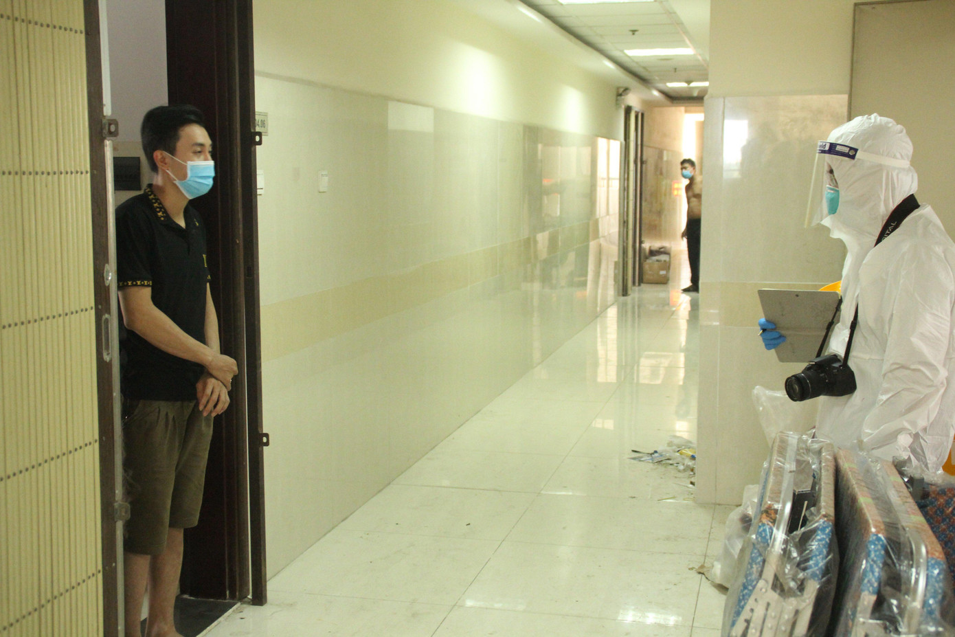 Nam bệnh nhân bày tỏ nguyện vọng khi trao đổi với phóng viên Tiền Phong, rằng sớm được cách ly theo diện F0 tại nhà - ảnh Ngô Tùng Nam bệnh nhân bày tỏ nguyện vọng khi trao đổi với phóng viên Tiền Phong, rằng sớm được cách ly theo diện F0 tại nhà - ảnh Ngô Tùng