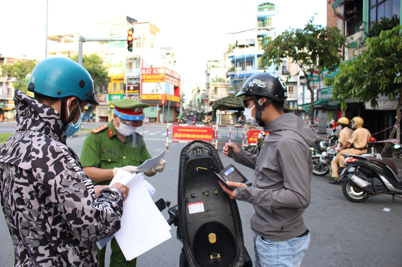 Lực lượng chức năng kiểm tra những người lưu thông trên đường trong thời gian cách ly xã hội. Lực lượng chức năng kiểm tra những người lưu thông trên đường trong thời gian cách ly xã hội.