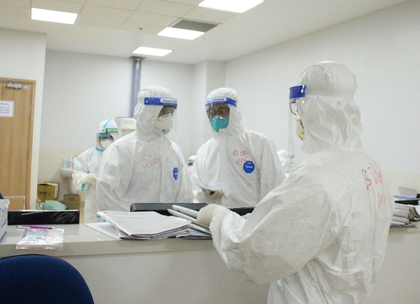 Cuộc chiến chống dịch nhiều khó khăn vất vả, đa số bác sĩ đang dũng cảm quên mình nhưng cũng có những người đã quay đầu Cuộc chiến chống dịch nhiều khó khăn vất vả, đa số bác sĩ đang dũng cảm quên mình nhưng cũng có những người đã quay đầu