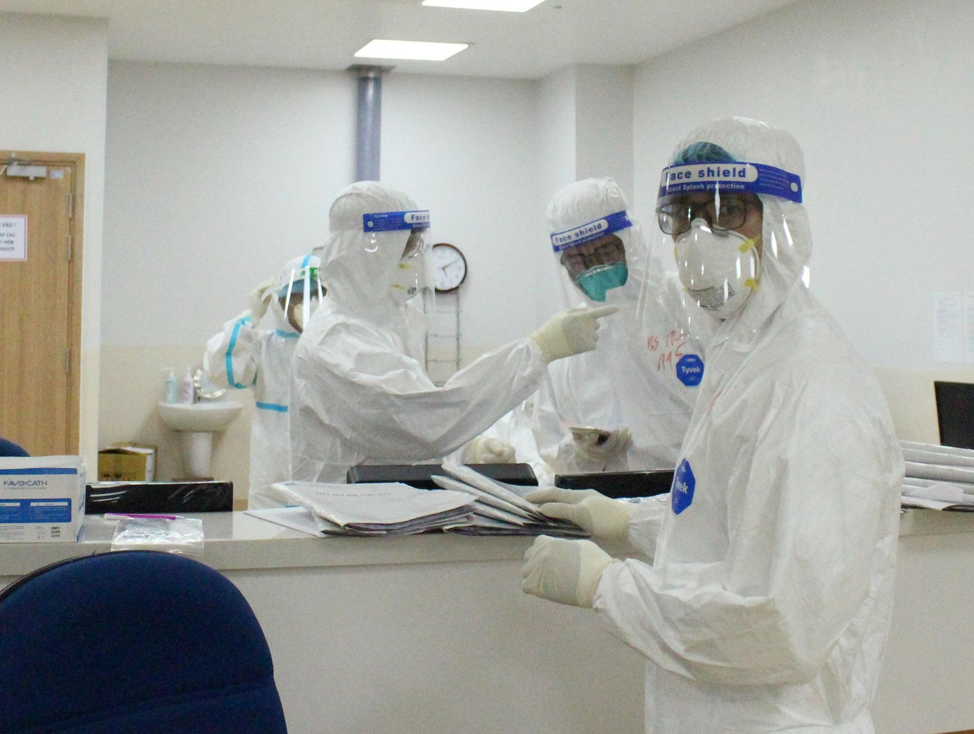 Bệnh viện Hồi sức COVID-19 cần tăng thêm nhân lực để đáp ứng chuyên môn khi tăng thêm 200 giường. Bệnh viện Hồi sức COVID-19 cần tăng thêm nhân lực để đáp ứng chuyên môn khi tăng thêm 200 giường.