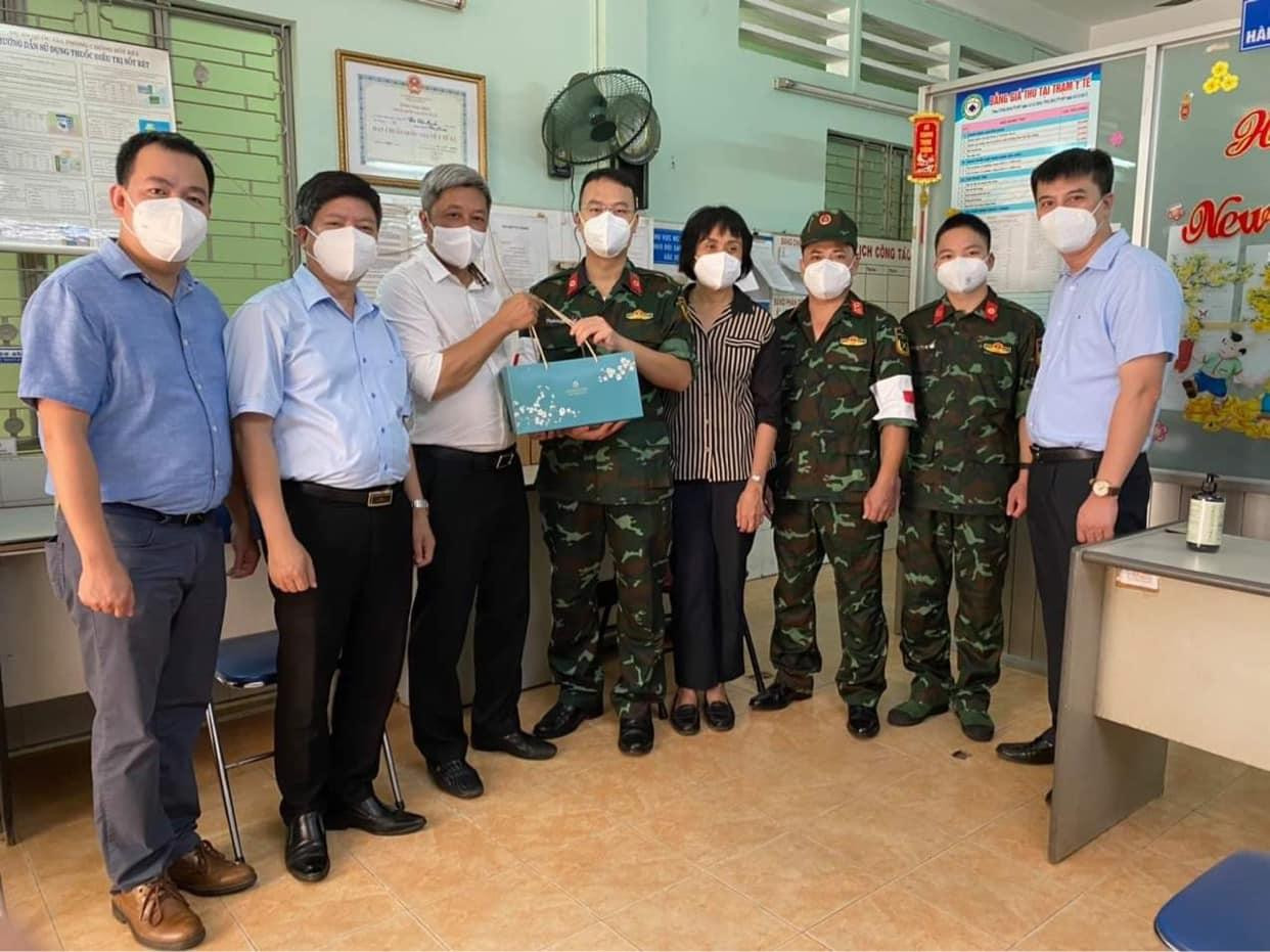 Thứ trưởng Nguyễn Trường Sơn (áo trắng) thăm hỏi, động viên các chiến sĩ ở tuyến đầu chống dịch Thứ trưởng Nguyễn Trường Sơn (áo trắng) thăm hỏi, động viên các chiến sĩ ở tuyến đầu chống dịch