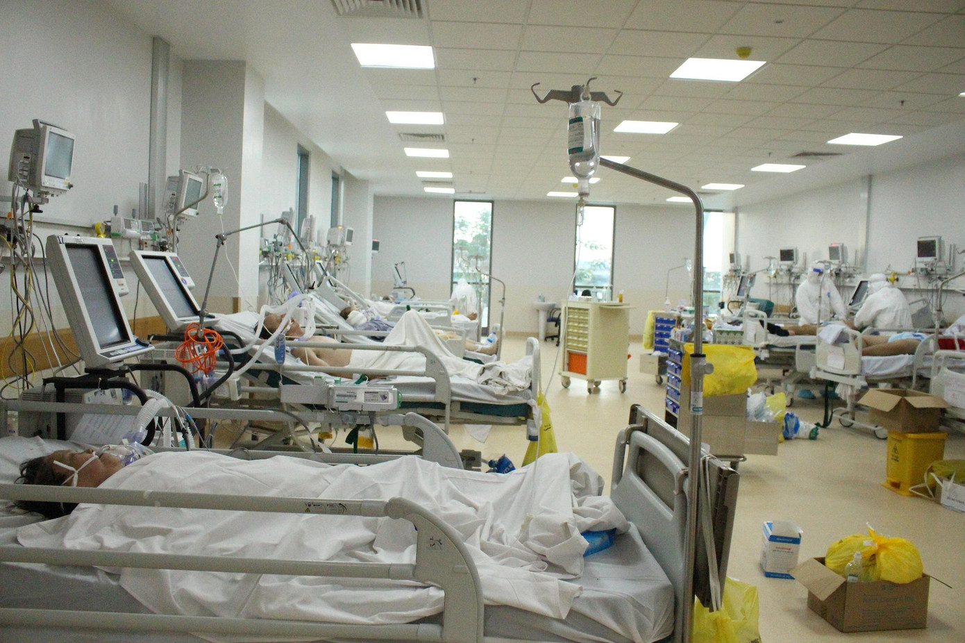 Bộ Y tế sẽ lập thêm 3 bệnh viện Hồi sức COVID-19 với mục tiêu cứu chữa các ca bệnh nặng, nguy kịch. Bộ Y tế sẽ lập thêm 3 bệnh viện Hồi sức COVID-19 với mục tiêu cứu chữa các ca bệnh nặng, nguy kịch.