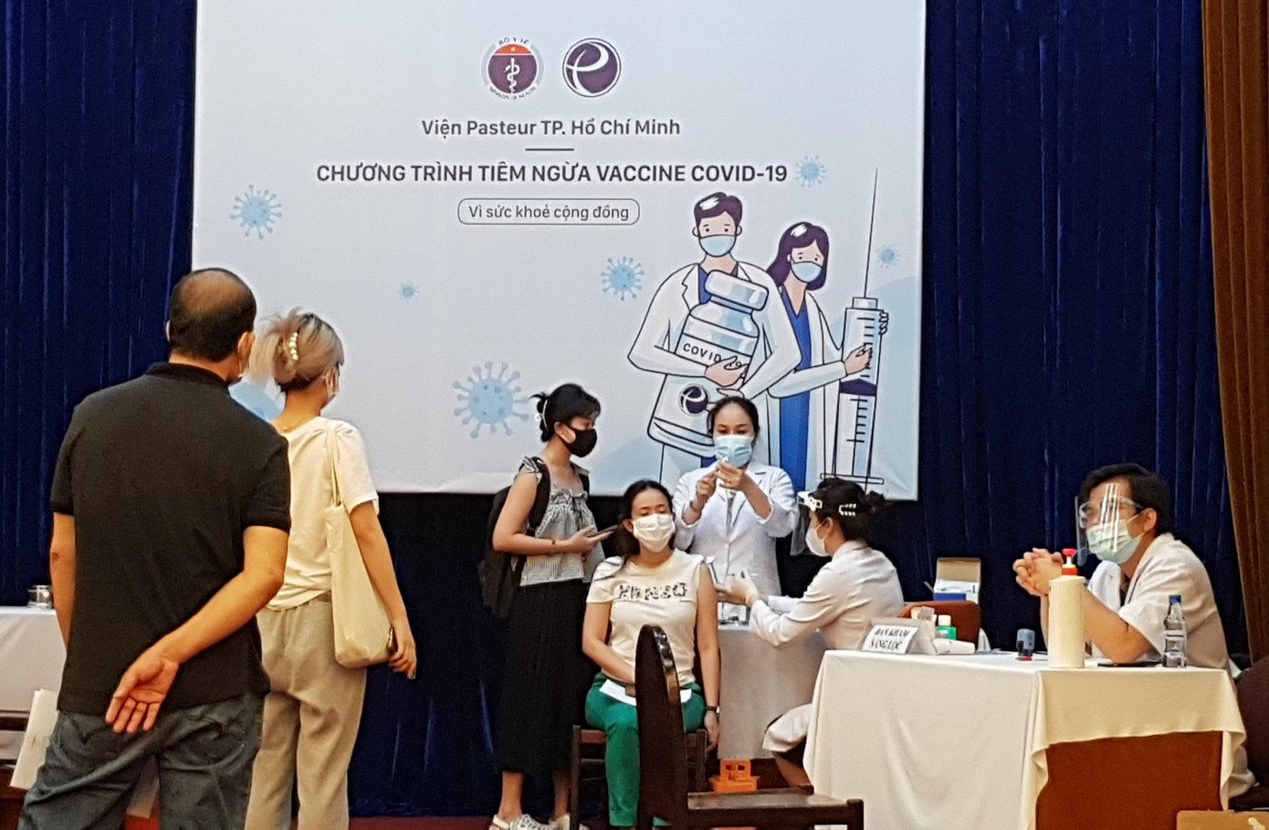 Một điểm chích vắc xin ngừa COVID-19 được tổ chức tại Viện Pasteur, TPHCM.