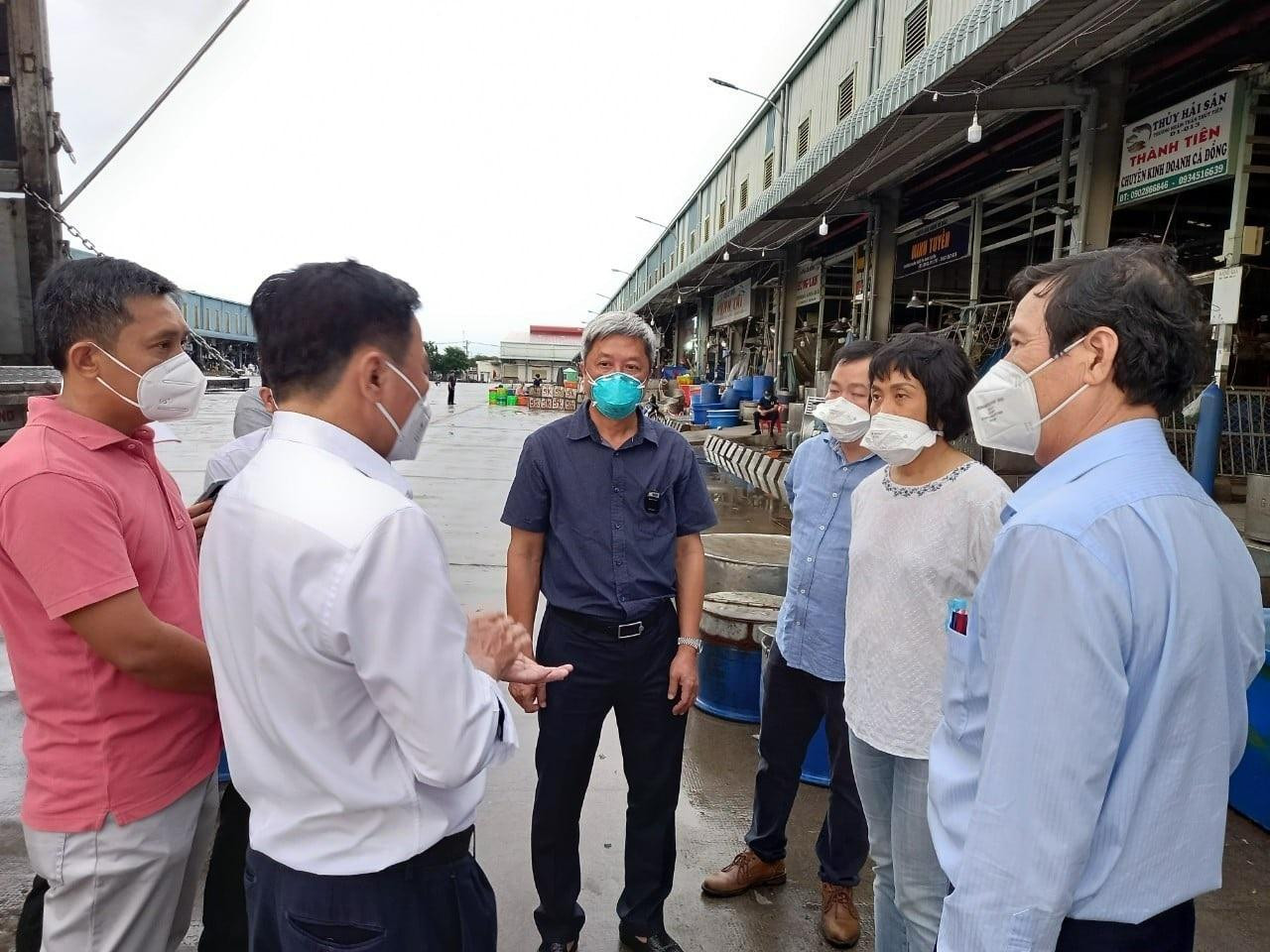 Thứ trưởng Bộ Y tế Nguyễn Trường Sơn (đứng giữa) kiểm tra công tác phòng chống dịch tại chợ đầu mối Bình Điền