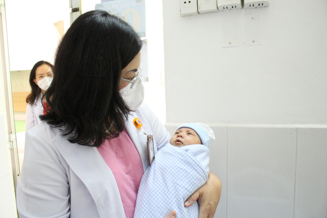 PGS.TS.BS Hoàng Thị Diễm Tuyết nâng niu mầm non của đất nước trên tay.