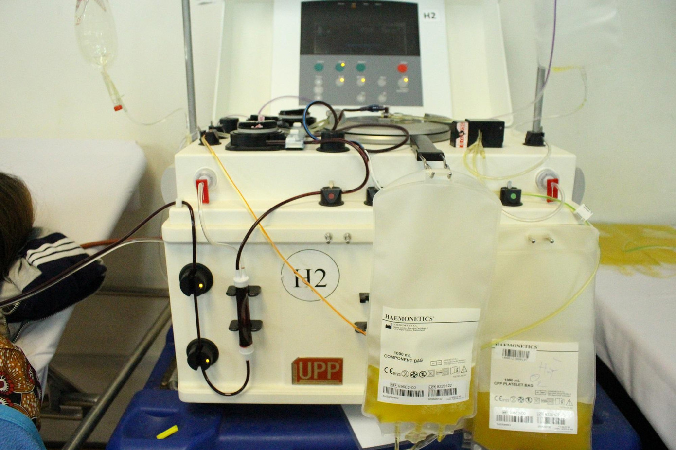 Trong khu tiếp nhận, một nhóm đang tham gia hiến tiểu cầu. Đây là một trong những thành phần của máu, đặc biệt quan trọng trong cấp cứu, điều trị.