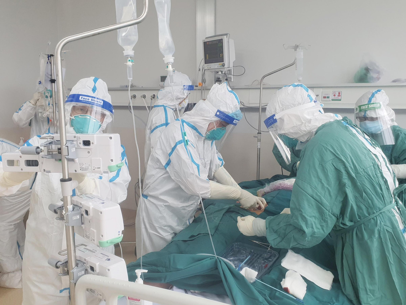 Thành phố đang nỗ lực tập trung điều trị để giảm số ca bệnh nặng, tử vong vì COVID-19. Thành phố đang nỗ lực tập trung điều trị để giảm số ca bệnh nặng, tử vong vì COVID-19.