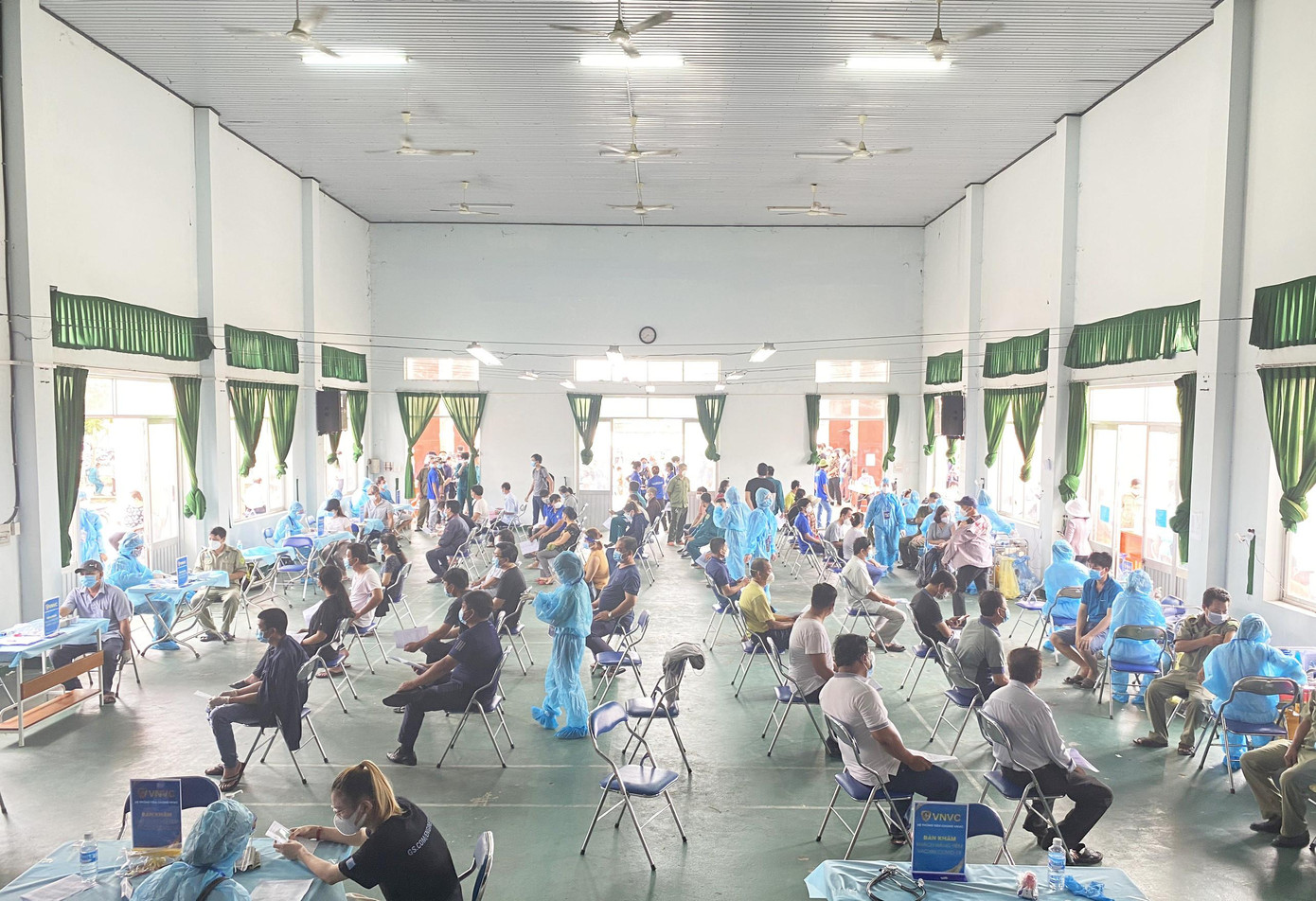 Chiến dịch tiêm chủng bắt đầu được triển khai đảm bảo khoảng cách và quy định phòng chống dịch. Chiến dịch tiêm chủng bắt đầu được triển khai đảm bảo khoảng cách và quy định phòng chống dịch.