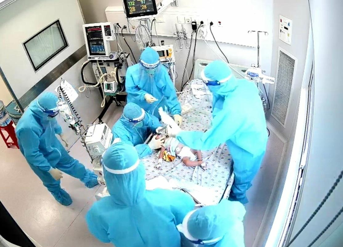 Một trường hợp trẻ nhỏ có bệnh lý nền mắc COVID-19 điều trị tại Bệnh viện Nhi Đồng Thành Phố