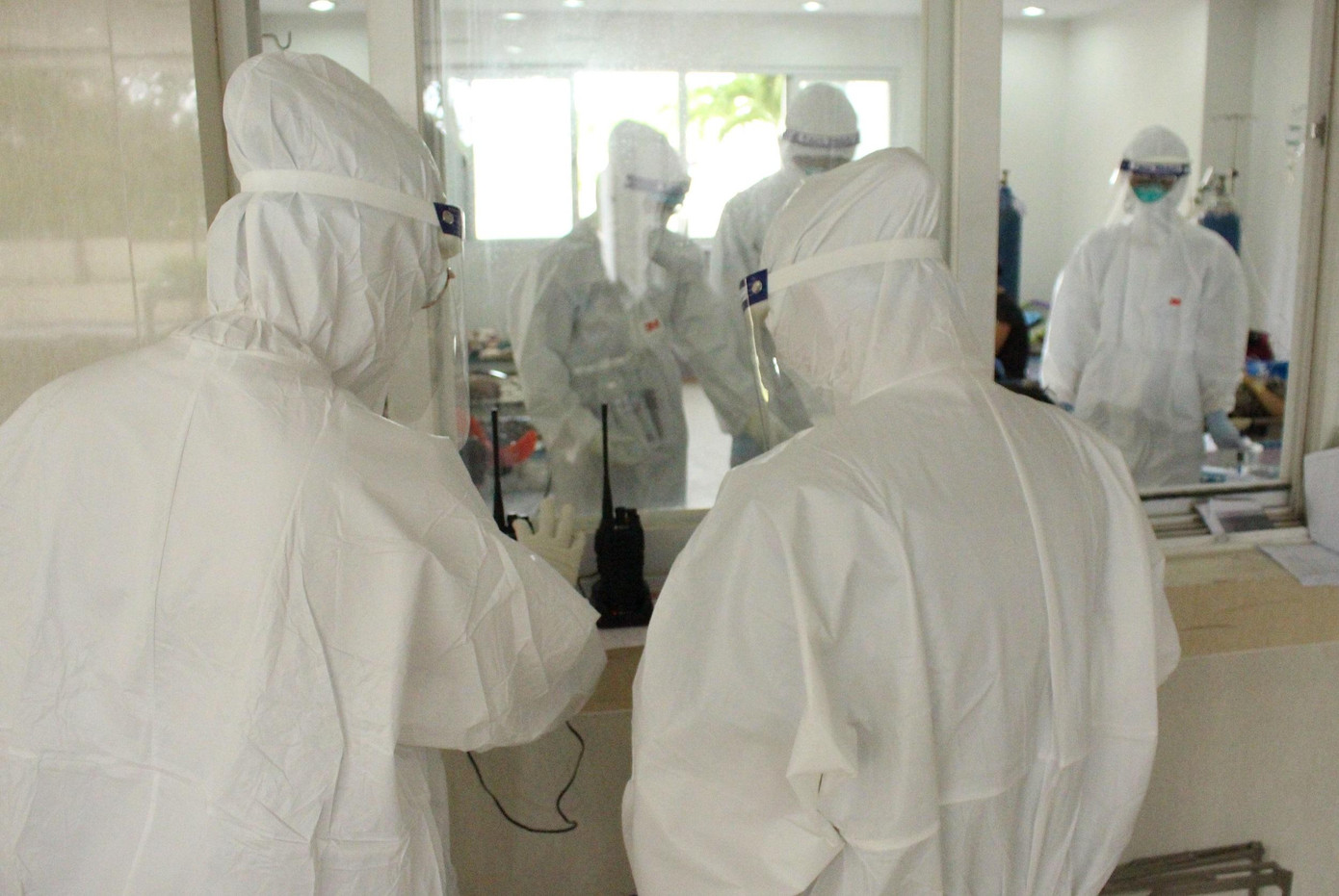 Nhân viên y tế đang nỗ lực hết mình trong cuộc chiến chống dịch COVID-19 bảo vệ cộng đồng.