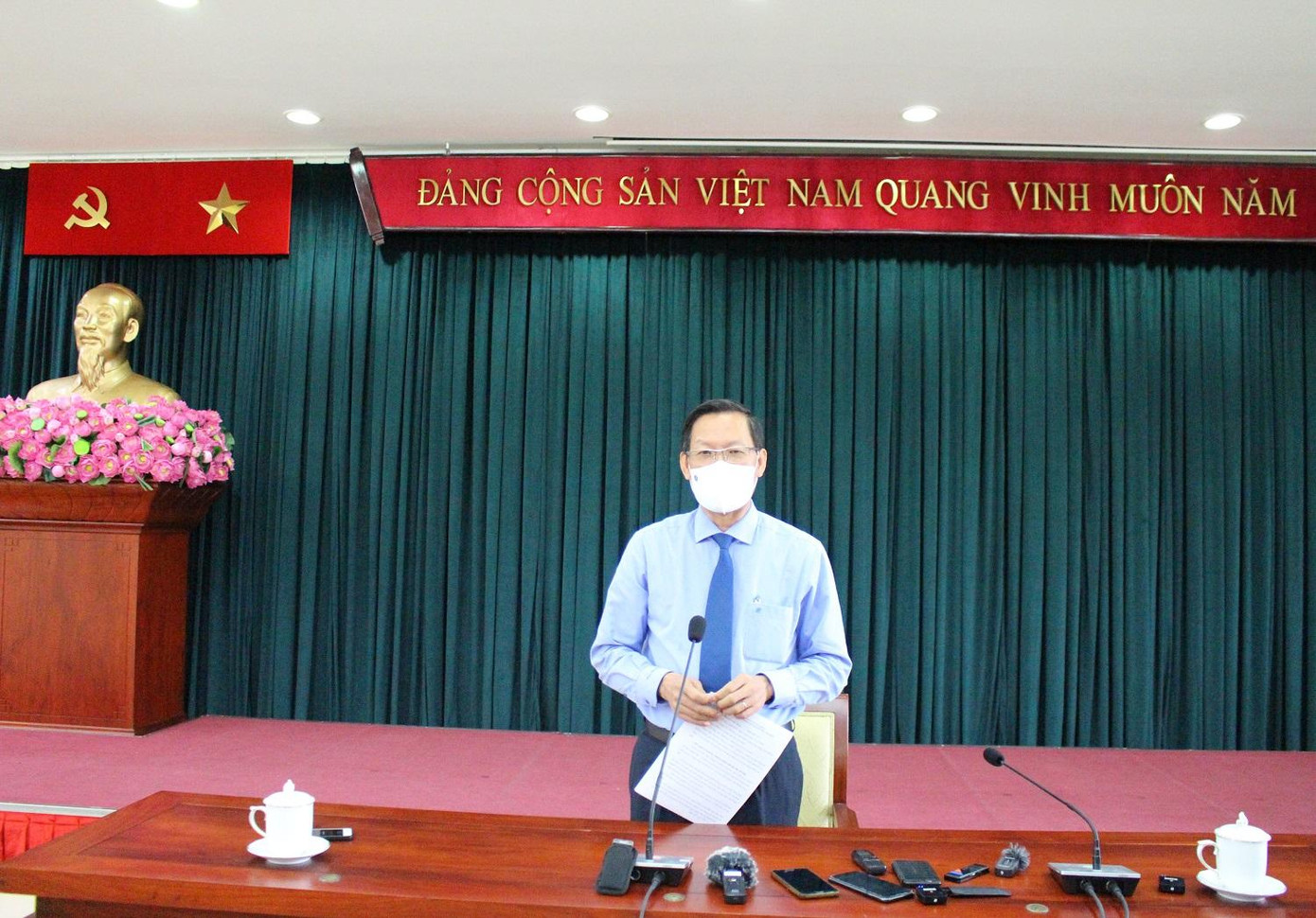 Tân Chủ tịch TPHCM trăn trở trước những khó khăn của nhân dân thành phố đang phải đối mặt vì dịch bệnh. Tân Chủ tịch TPHCM trăn trở trước những khó khăn của nhân dân thành phố đang phải đối mặt vì dịch bệnh.