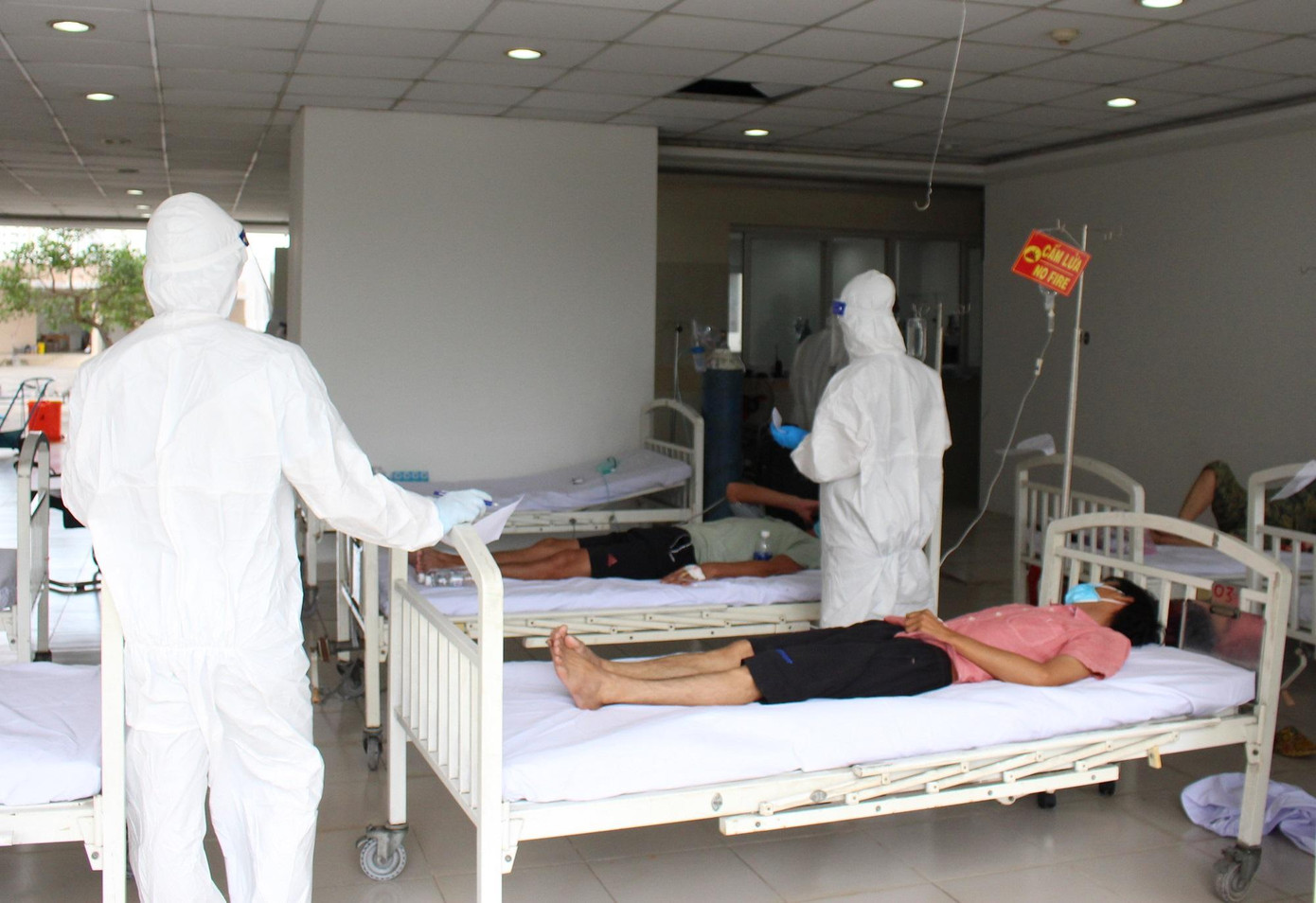 Nhiều bệnh viện dã chiến, các y bác sĩ đang gần như rơi vào tình cảnh phải "tay không chống dịch". Nhiều bệnh viện dã chiến, các y bác sĩ đang gần như rơi vào tình cảnh phải "tay không chống dịch".