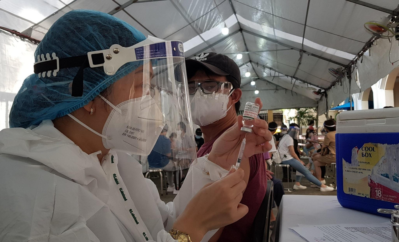 Vắc xin COVID-19 đang được xem là chìa khóa để đưa cả xã hội trở lại giai đoạn bình thường mới. Vắc xin COVID-19 đang được xem là chìa khóa để đưa cả xã hội trở lại giai đoạn bình thường mới.