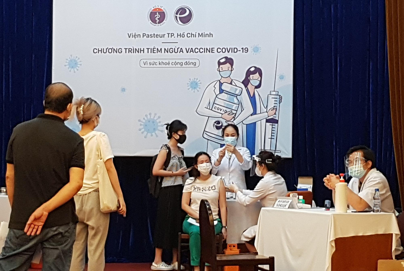 Vắc-xin COVID-19 đang được xem là vũ khí quan trọng để bảo vệ sức khỏe, tính mạng mọi người. Vắc-xin COVID-19 đang được xem là vũ khí quan trọng để bảo vệ sức khỏe, tính mạng mọi người.