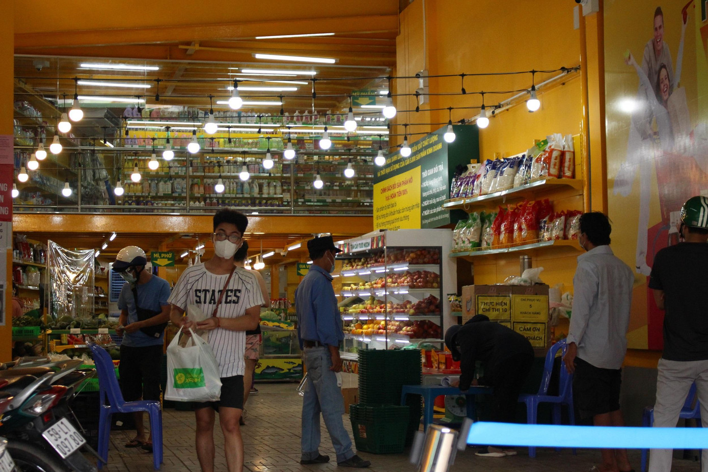 Những người ra khỏi nhà không có lý do chính đáng sẽ bị xử lý nghiêm theo quy định.