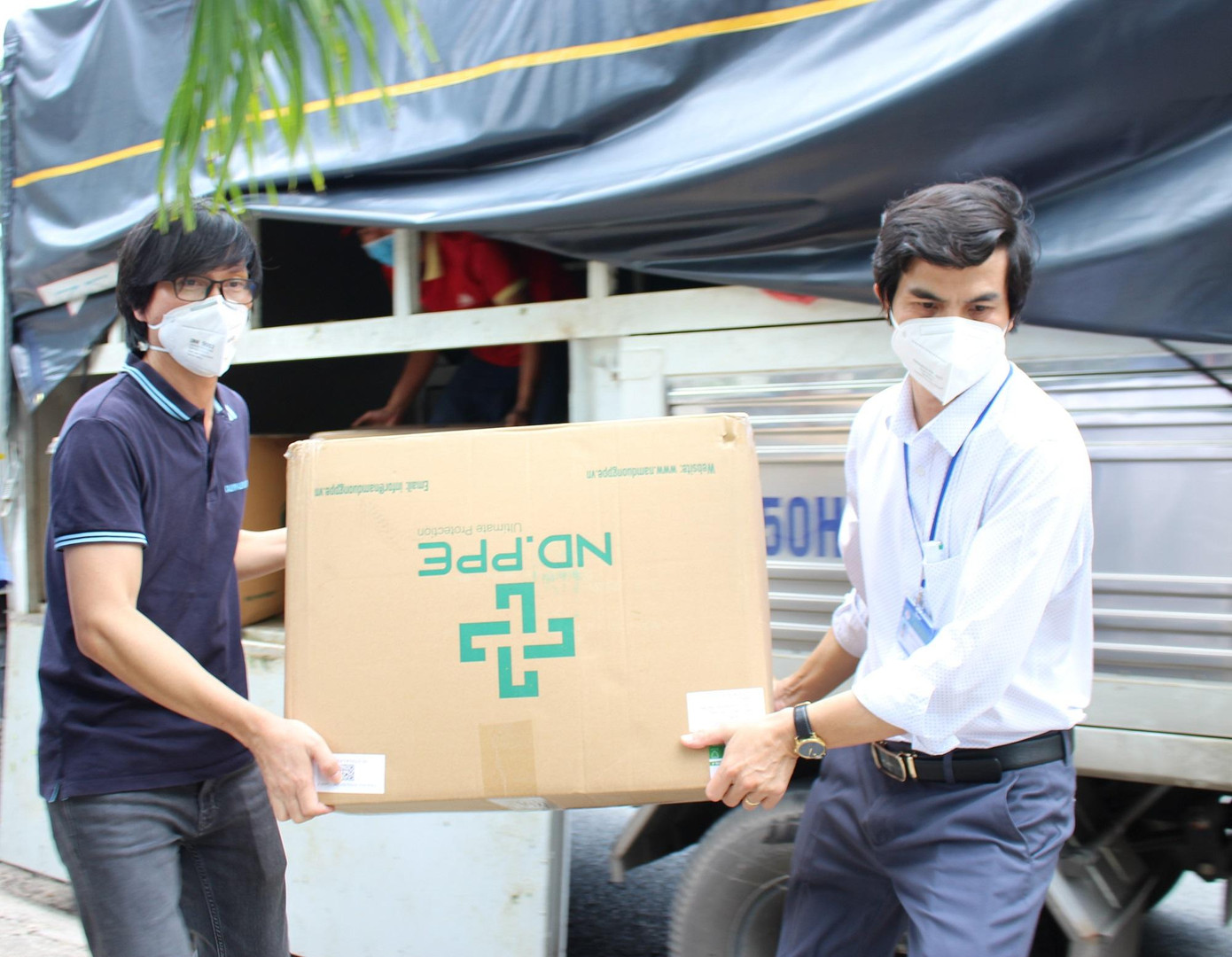 Những vật tư cần thiết phục vụ cho hoạt động chống dịch COVID-19 bạn đọc hỗ trợ được hỏa tốc chuyển đến các bệnh viện. Những vật tư cần thiết phục vụ cho hoạt động chống dịch COVID-19 bạn đọc hỗ trợ được hỏa tốc chuyển đến các bệnh viện.