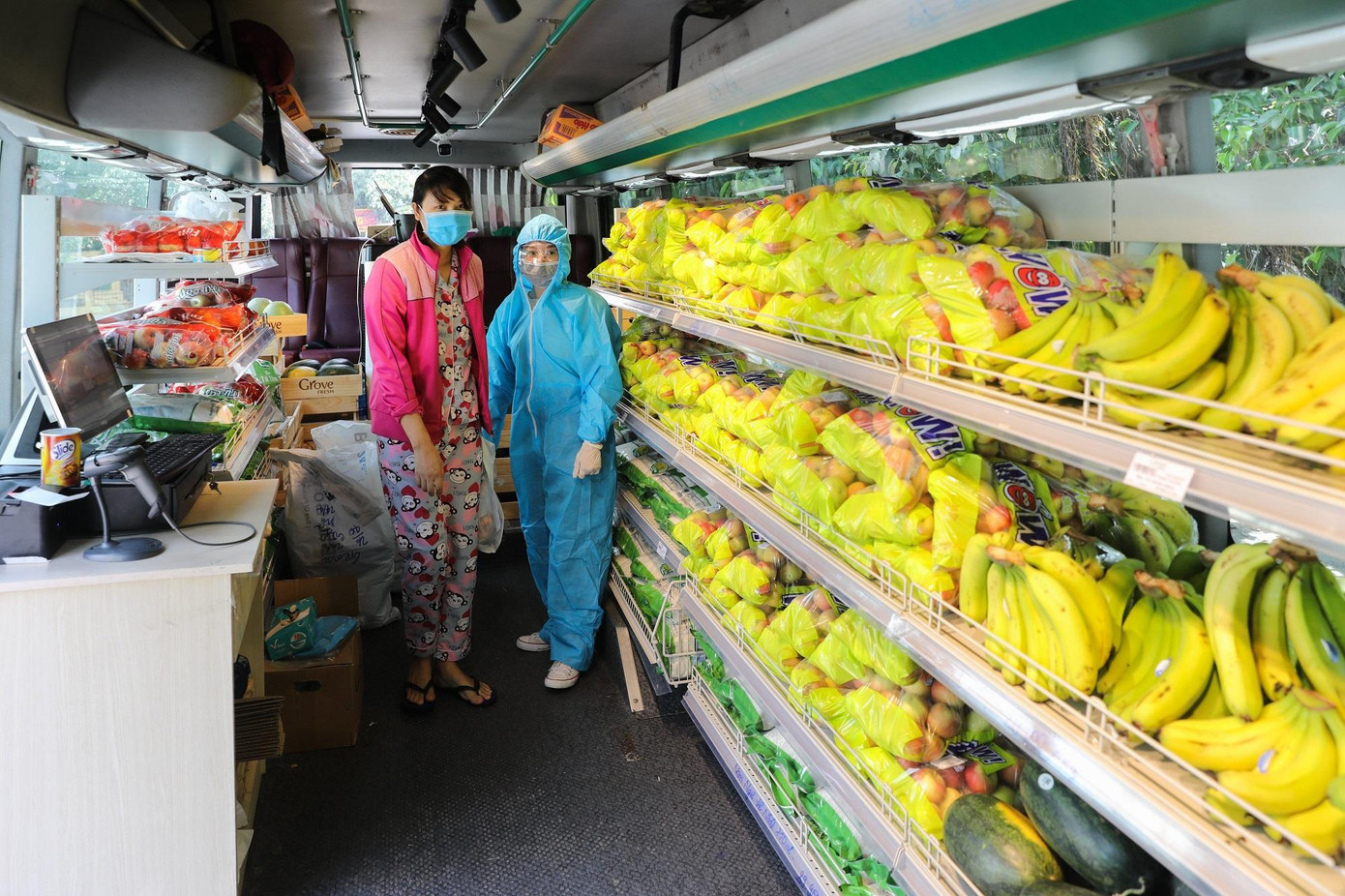 Thành phố cam kết đảm bảo đủ nguồn hàng hóa thiết yếu cho người dân. Thành phố cam kết đảm bảo đủ nguồn hàng hóa thiết yếu cho người dân.