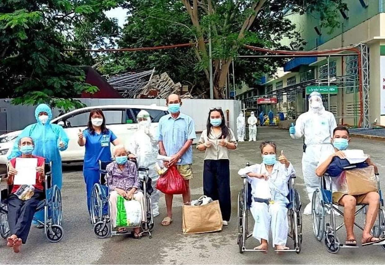 Cụ Đức (người ngồi trên xe thứ hai bên trái) xuất viện trong niềm vui của các y bác sĩ