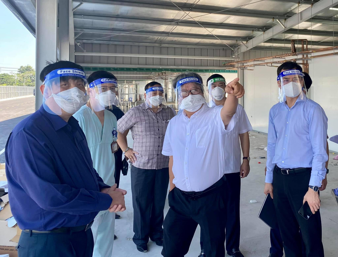 Bộ Trưởng Bộ Y tế (đứng ngoài cùng bên trái) đã chỉ đạo tăng cường khẩn cấp nhân sự, trang thiết bị cho các bệnh viện. Bộ Trưởng Bộ Y tế (đứng ngoài cùng bên trái) đã chỉ đạo tăng cường khẩn cấp nhân sự, trang thiết bị cho các bệnh viện.