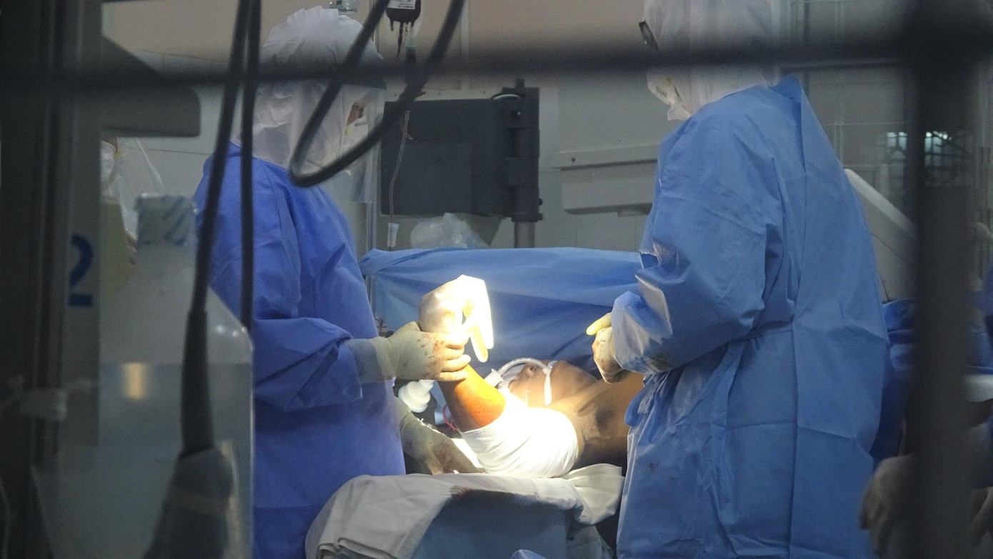 Các bác sĩ đã thực hiện cuộc phẫu thuật khẩn nguy, nối lại cánh tay đứt lìa cho nạn nhân Các bác sĩ đã thực hiện cuộc phẫu thuật khẩn nguy, nối lại cánh tay đứt lìa cho nạn nhân