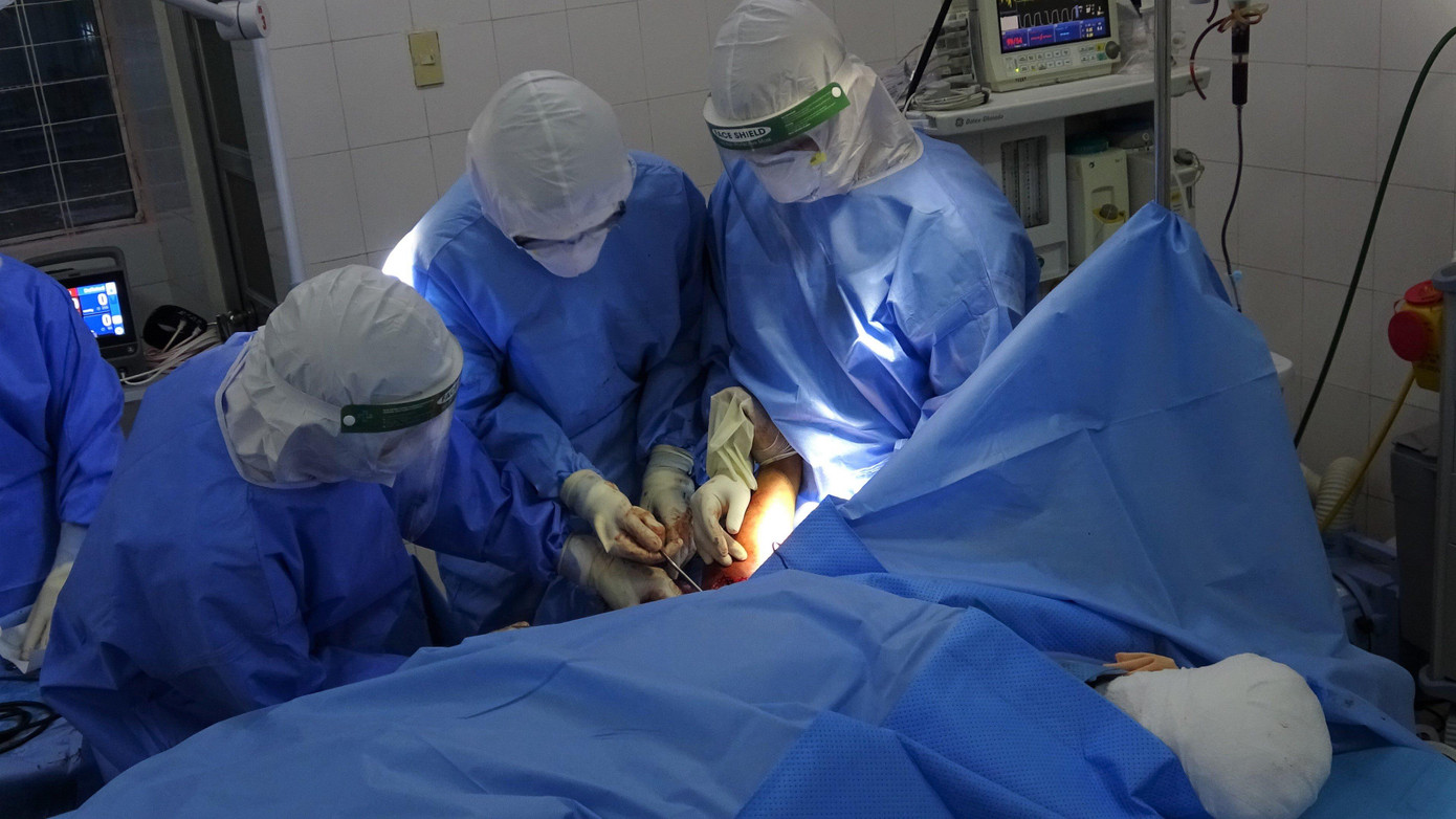 Cánh tay bên trái được tạo mỏm cụt, cánh tay phải có tiên lượng bình phục khả quan Cánh tay bên trái được tạo mỏm cụt, cánh tay phải có tiên lượng bình phục khả quan