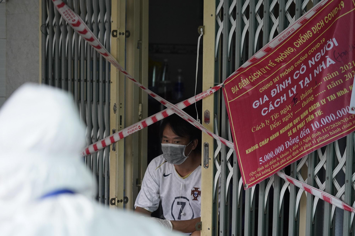 Thuật ngữ "bóc tách F0 ra khỏi cộng đồng" đã có những cách hiểu chưa đúng dẫn tới tình trạng quận huyện gom tất cả F0 đi cách ly tập trung Thuật ngữ "bóc tách F0 ra khỏi cộng đồng" đã có những cách hiểu chưa đúng dẫn tới tình trạng quận huyện gom tất cả F0 đi cách ly tập trung