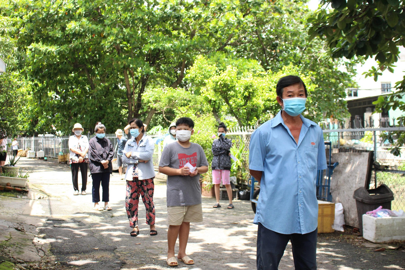 Người dân đến lấy mẫu xét nghiệm đảm bảo nghiêm ngặt các quy định giãn cách.