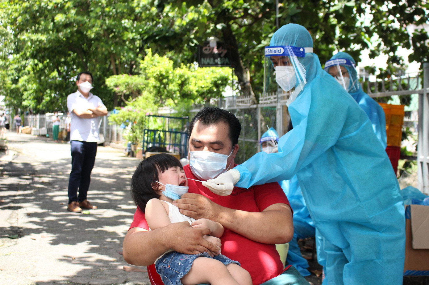 Bé gái có phần bị giật mình khi lần đầu tiên bị que tăm bông lấy mẫu ngoáy trong lỗ mũi.