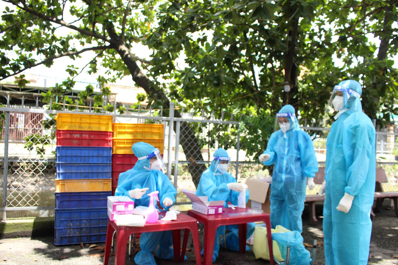 Chỉ trong thời gian vài phút, lực lượng y tế đã sẵn sàng công tác tiếp nhận mẫu.