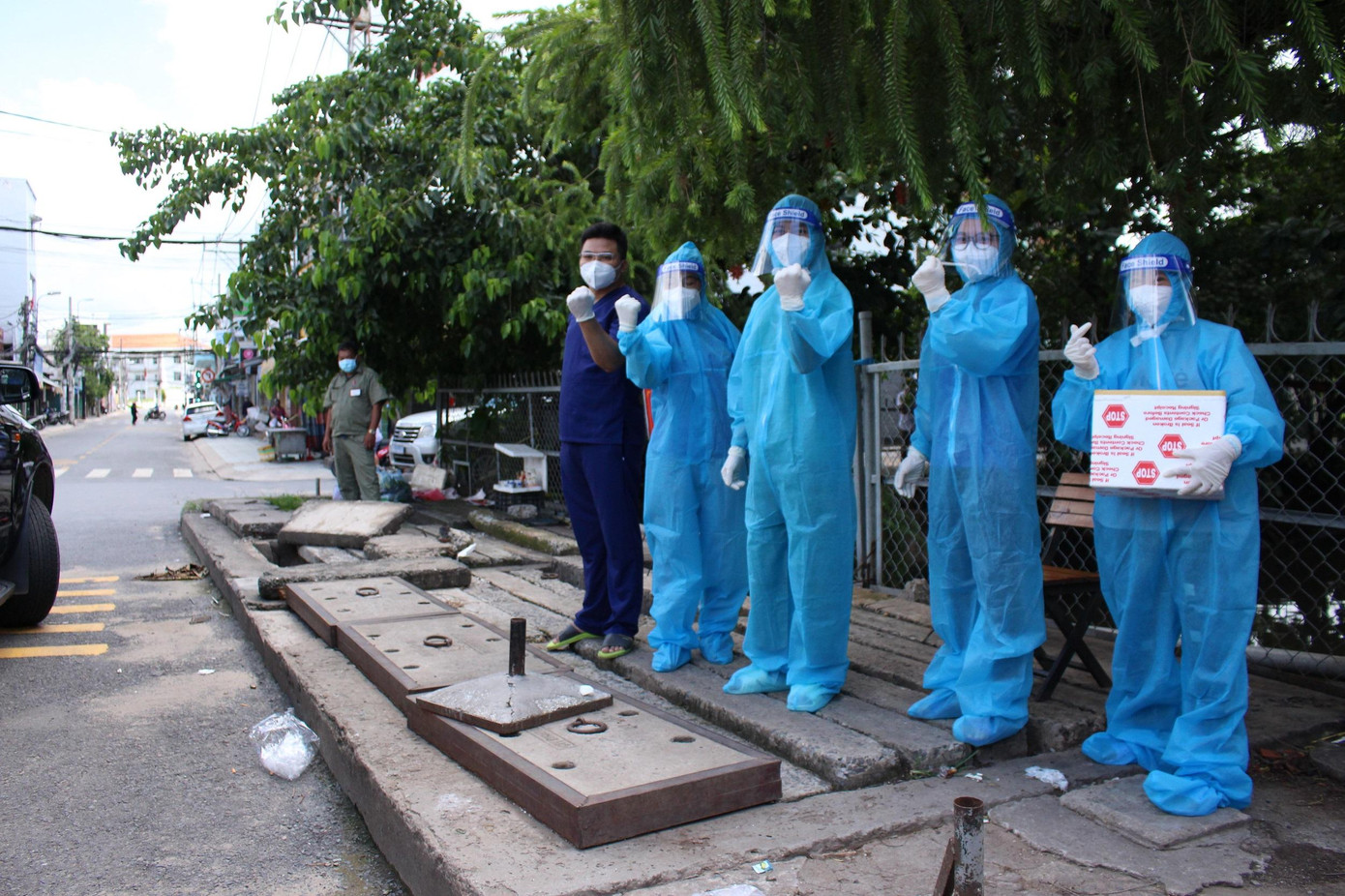 Dù công việc vất vả và áp lực nhưng tất cả các thành viên đều cố gắng vượt qua và vững tinh thần chến đấu với dịch bệnh.