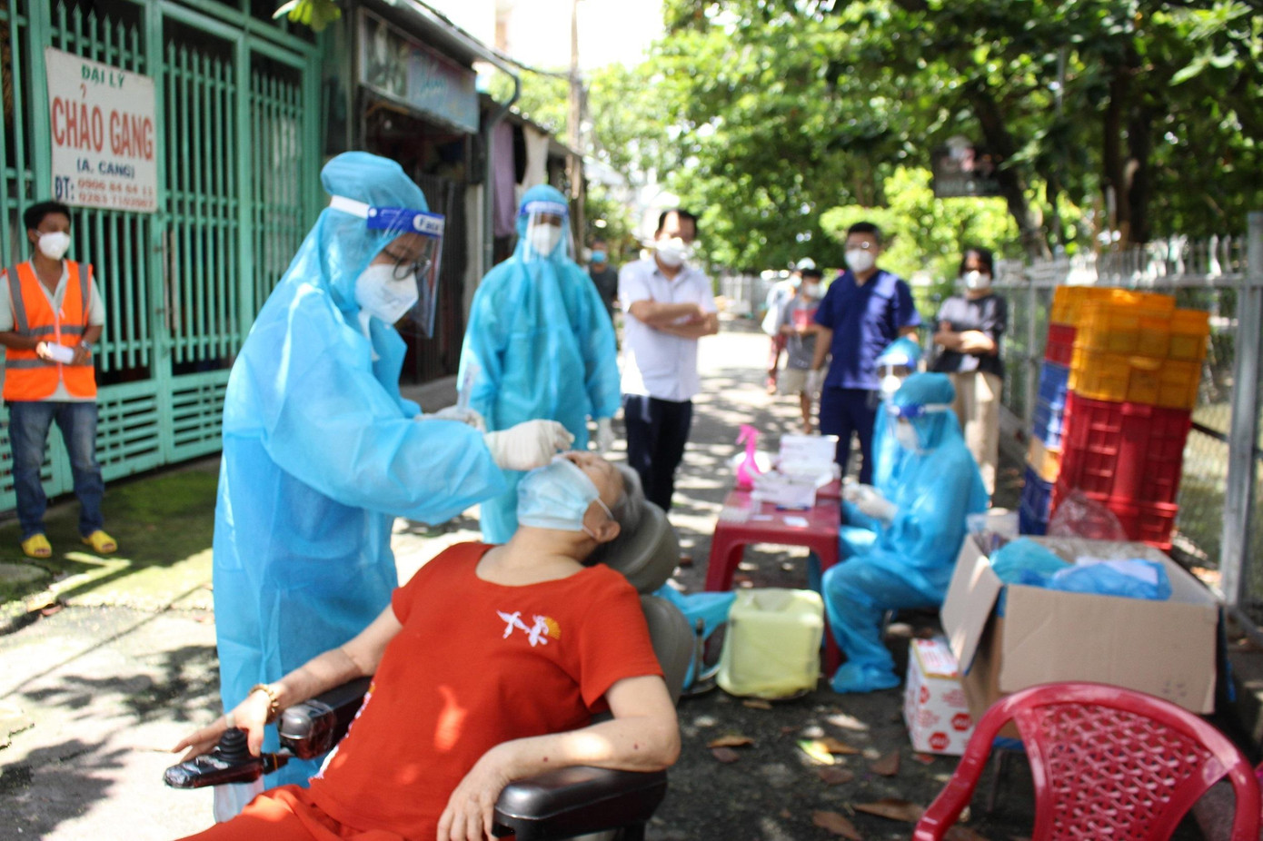 Những người lớn tuổi có bệnh lý nền là nhóm được ưu tiên lấy mẫu trước.