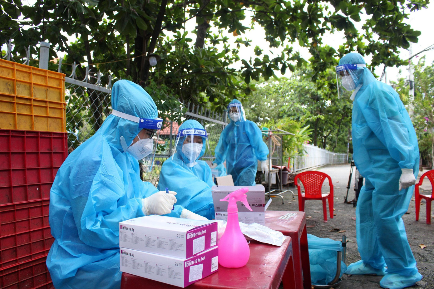 Khu vực lấy mẫu dã chiến trong cộng đồng dân cư được nhanh chóng thiết lập ngay bên bờ kênh.