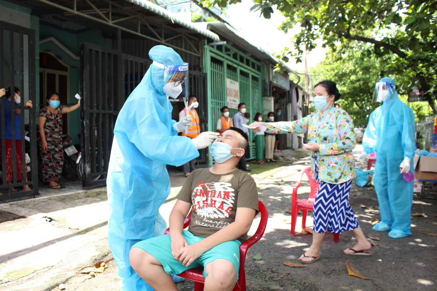 Cuộc chiến với COVID-19 đang diễn ra căng thẳng đòi hỏi sự đồng lòng của tất cả mọi người để sơm kết thúc đại dịch.