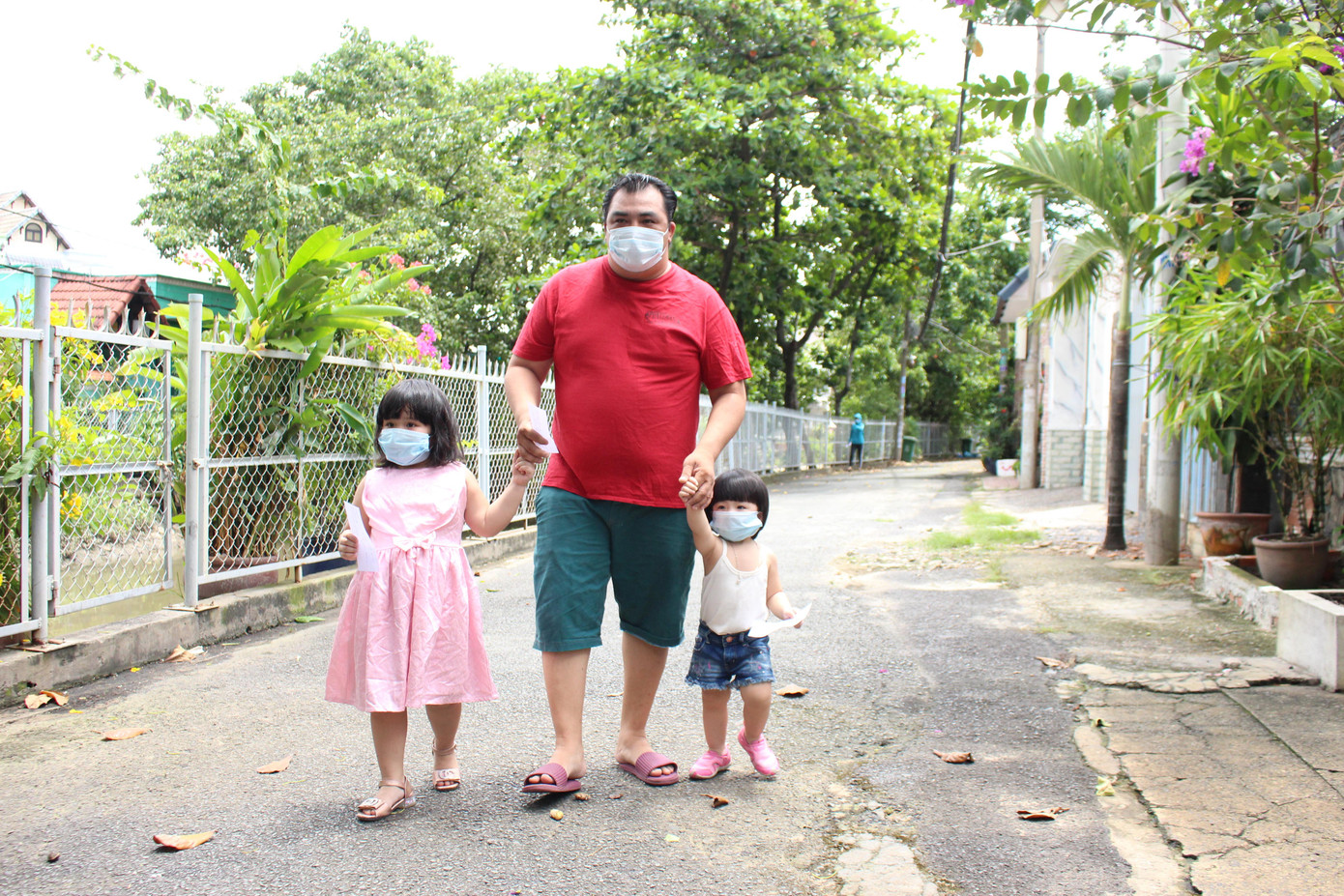 Hai cháu bé được cha dắt đi lấy mẫu xét nghiệm sau nhiều ngày ở trong nhà cách ly hoàn toàn với bên ngoài.