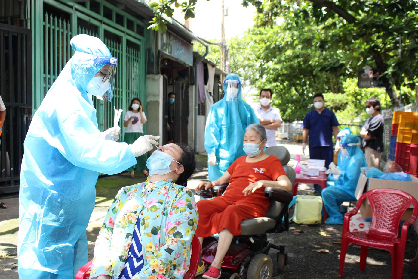 Người dân đầu tuân thủ quy định và hưởng ứng việc lấy mẫu để bảo vệ chính mình và gia đình trước nguy cơ COVID-19.