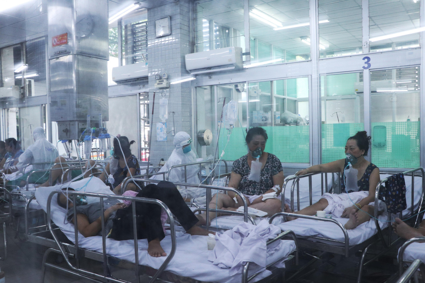 Các bệnh viện trên địa bàn TPHCM đang căng mình tiếp nhận, điều trị bệnh nhân mắc COVID-19 (Ảnh: Ngô Bình). Các bệnh viện trên địa bàn TPHCM đang căng mình tiếp nhận, điều trị bệnh nhân mắc COVID-19 (Ảnh: Ngô Bình).