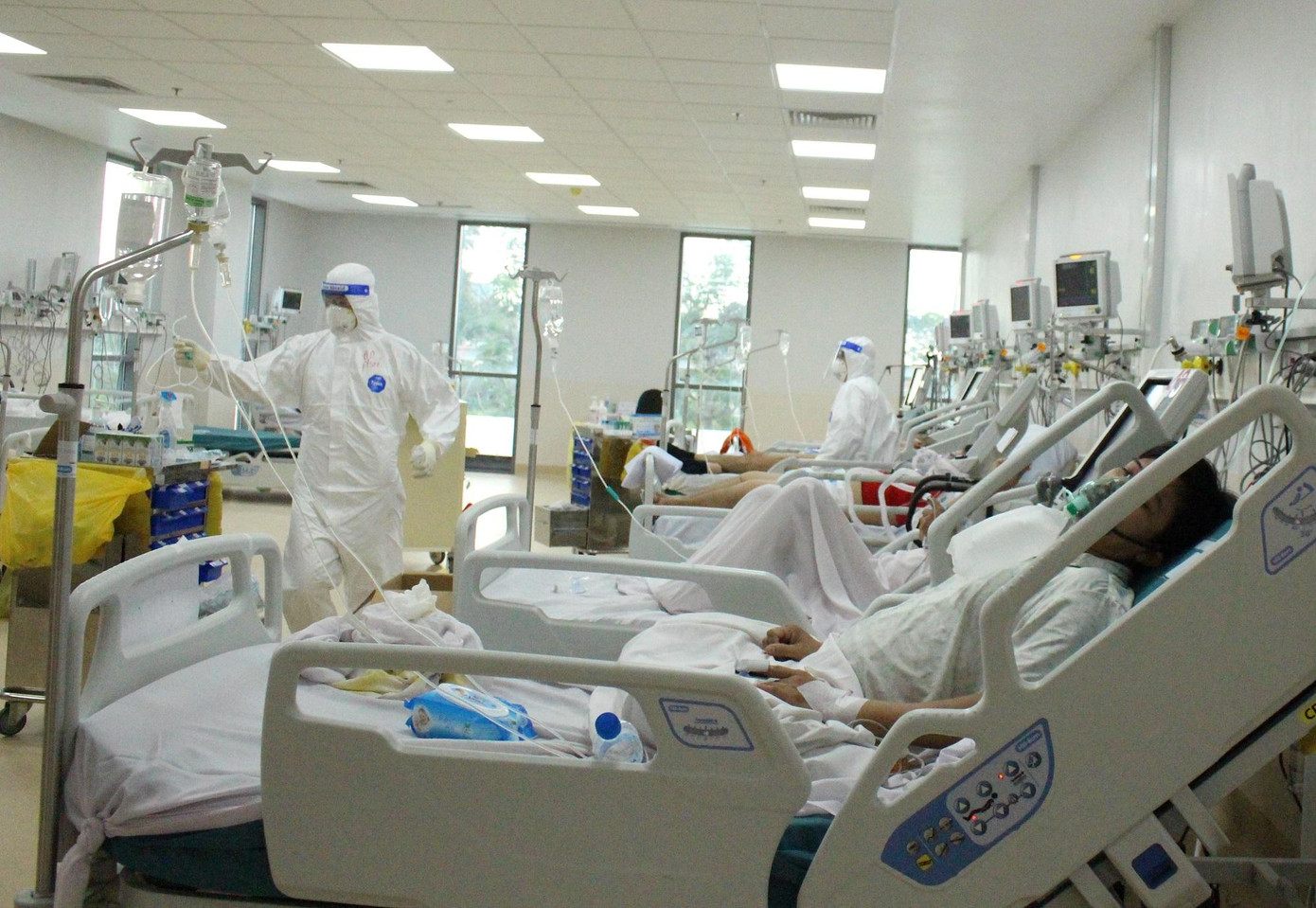 Cuộc chiến với dịch COVID-19 tại các cơ sở điều trị còn rất nhiều khó khăn. Cuộc chiến với dịch COVID-19 tại các cơ sở điều trị còn rất nhiều khó khăn.