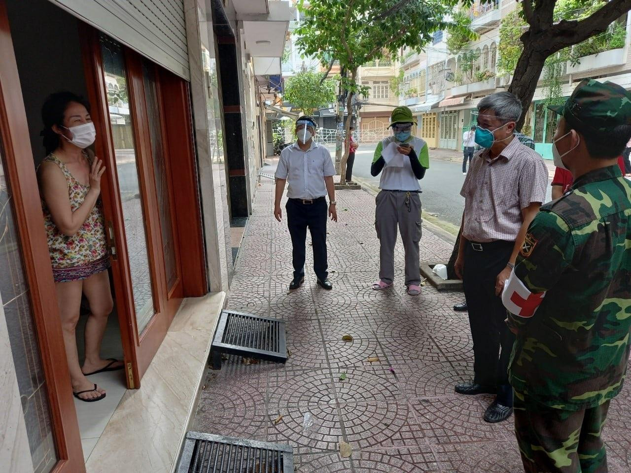 Thứ trưởng Bộ Y tế Nguyễn Trường Sơn (đứng thứ hai bên phải) đến thăm hỏi F0 điều trị tại nhà. Thứ trưởng Bộ Y tế Nguyễn Trường Sơn (đứng thứ hai bên phải) đến thăm hỏi F0 điều trị tại nhà.