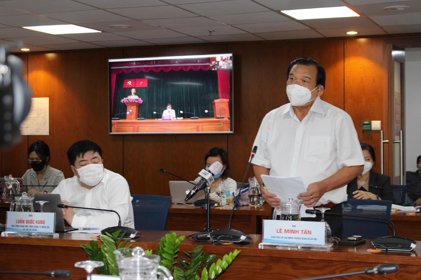 Tối nay ông Lê Minh Tấn đã ký công văn khẩn gửi đến UBND TPHCM đề nghị hỗ trợ chỉ đạo Lực lượng Thanh niên xung phong thành phố cử 35 cán bộ đến Cơ sơ cai nghiện Bố Lá Tối nay ông Lê Minh Tấn đã ký công văn khẩn gửi đến UBND TPHCM đề nghị hỗ trợ chỉ đạo Lực lượng Thanh niên xung phong thành phố cử 35 cán bộ đến Cơ sơ cai nghiện Bố Lá