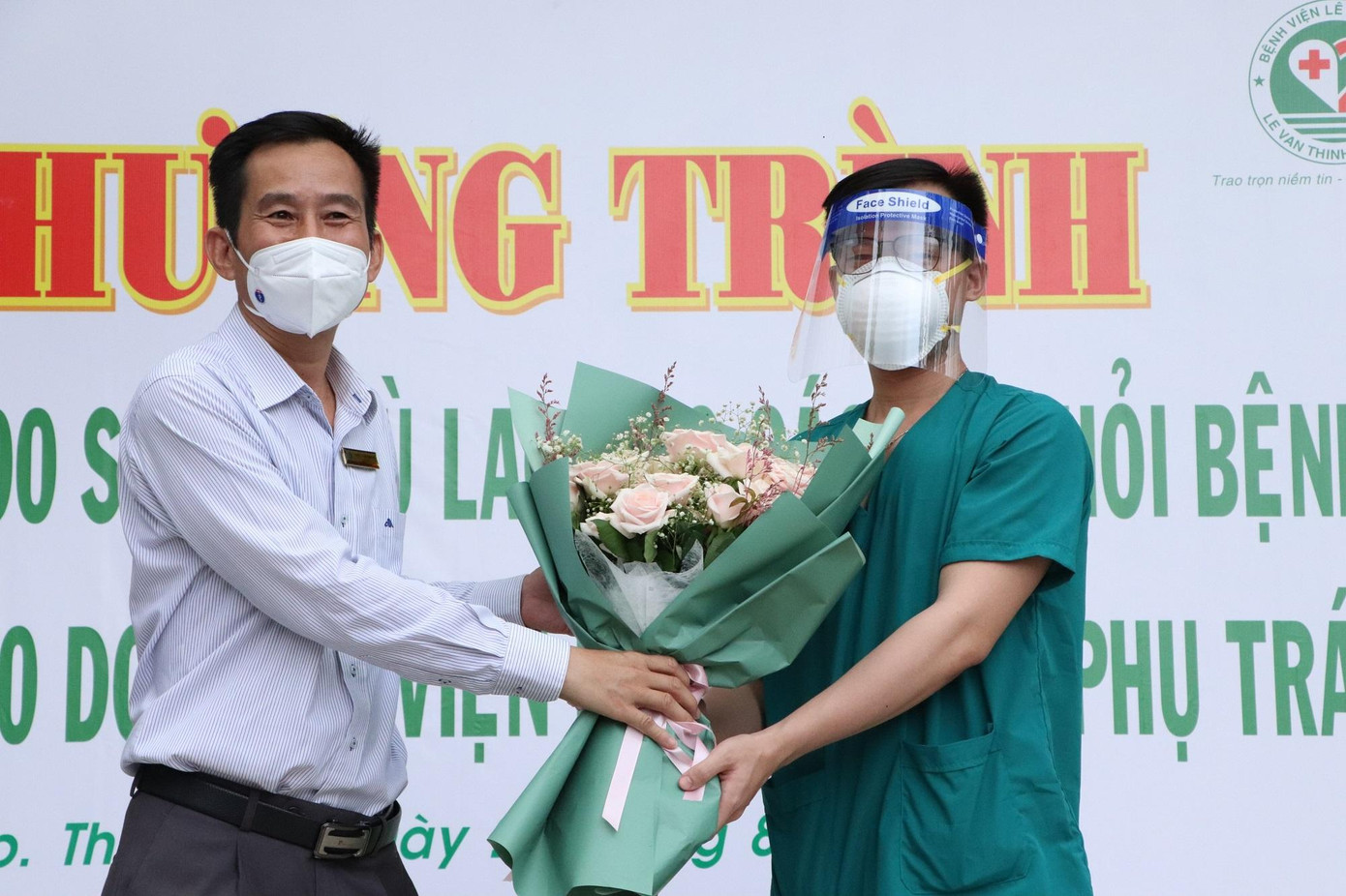 BS Trần Văn Khanh, Giám đốc Bệnh viện Lê Văn Thịnh tặng hoa cảm ơn F0 tình nguyện ở lại chăm sóc F0. BS Trần Văn Khanh, Giám đốc Bệnh viện Lê Văn Thịnh tặng hoa cảm ơn F0 tình nguyện ở lại chăm sóc F0.