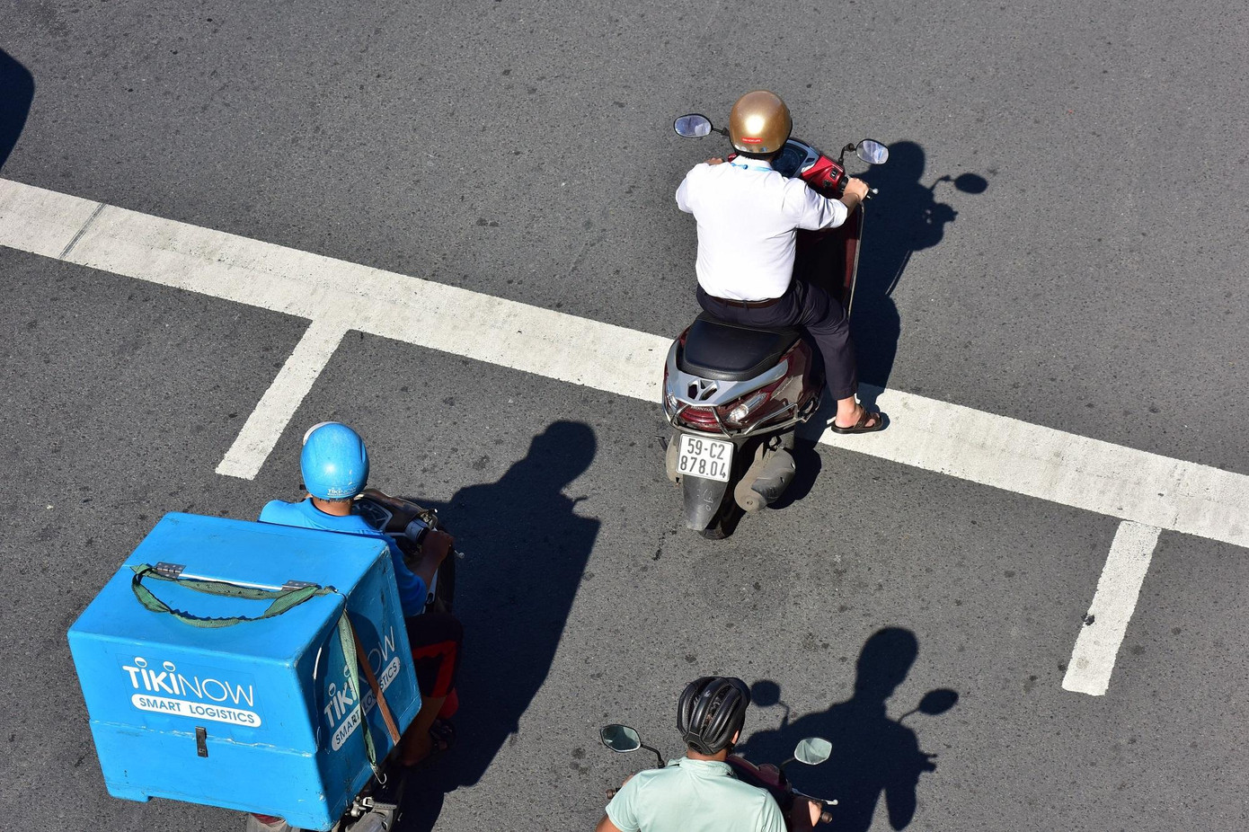 Lực lượng shipper chuyên nghiệp được đề xuất cho hoạt động trở lại để đáp ứng nhu cầu giao hàng của người dân. Lực lượng shipper chuyên nghiệp được đề xuất cho hoạt động trở lại để đáp ứng nhu cầu giao hàng của người dân.