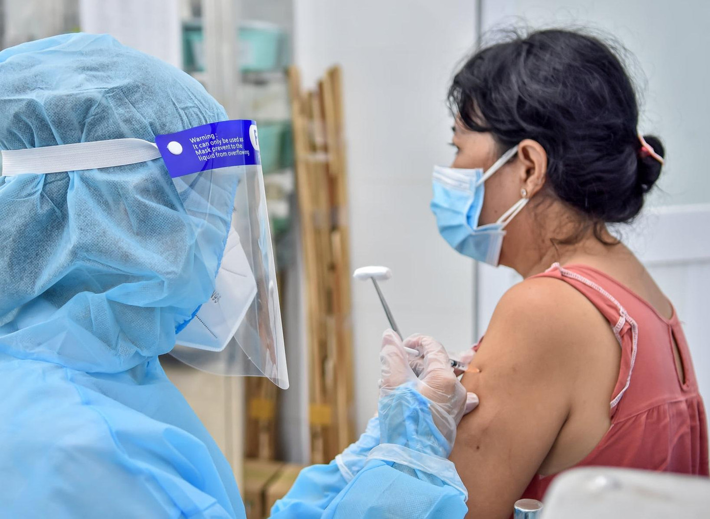 Chiến dịch tiêm chủng vắc-xin COVID-19 đang được đẩy nhanh tiến độ trên địa bàn TPHCM. Chiến dịch tiêm chủng vắc-xin COVID-19 đang được đẩy nhanh tiến độ trên địa bàn TPHCM.