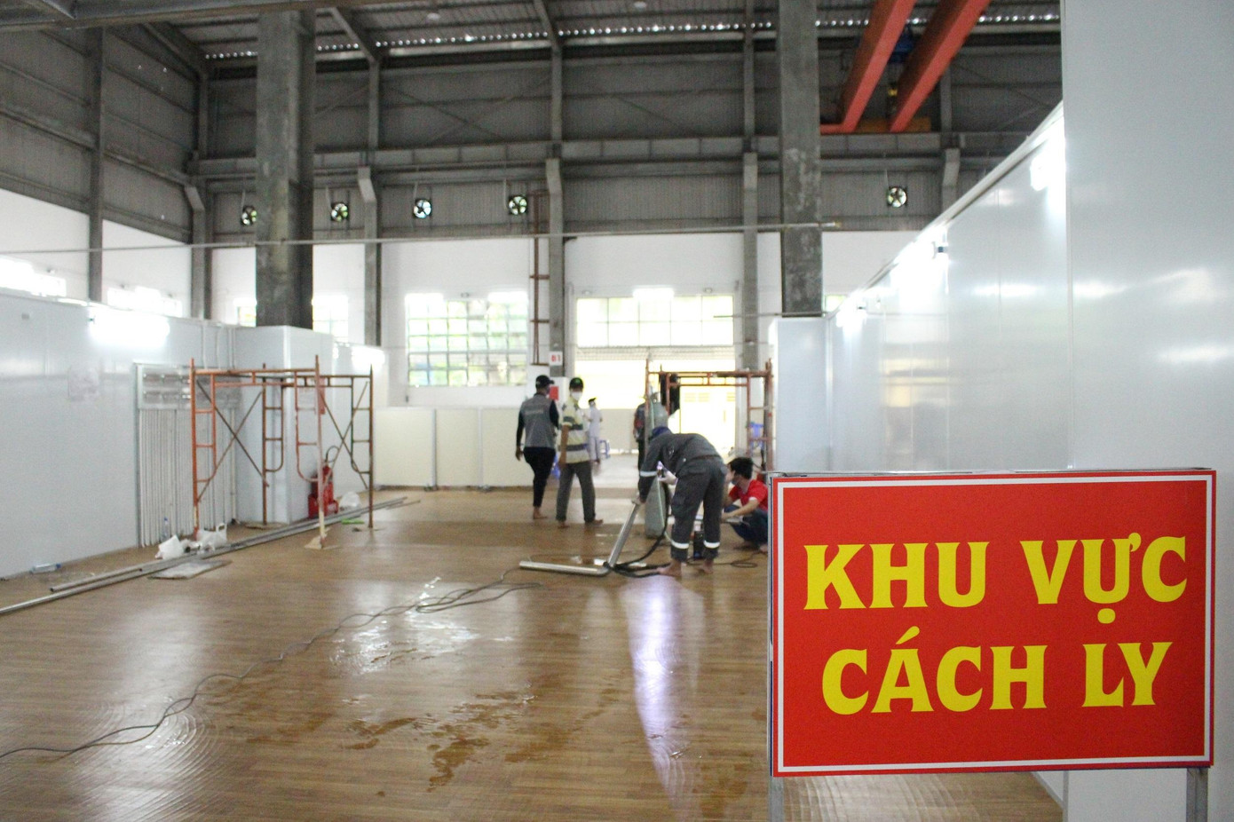 Bộ Y tế đã giao nhiệm vụ cho GS.TS Trần Bình Giang, Giám đốc Bệnh viện Hữu nghị Việt Đức trực tiếp điều hành hoạt động của Bệnh viện Dã chiến số 13. Để đáp ứng điều trị cho những ca bệnh nặng và nguy kịch, ngành y tế sẽ thiết lập Trung tâm Hồi sức COVID-19 tại đây với quy mô 500 giường. Trong ảnh: Lực lượng công nhân đang chia ca làm việc 24/24 nhằm sớm thiết lập Trung tâm Hồi sức COVID-19.