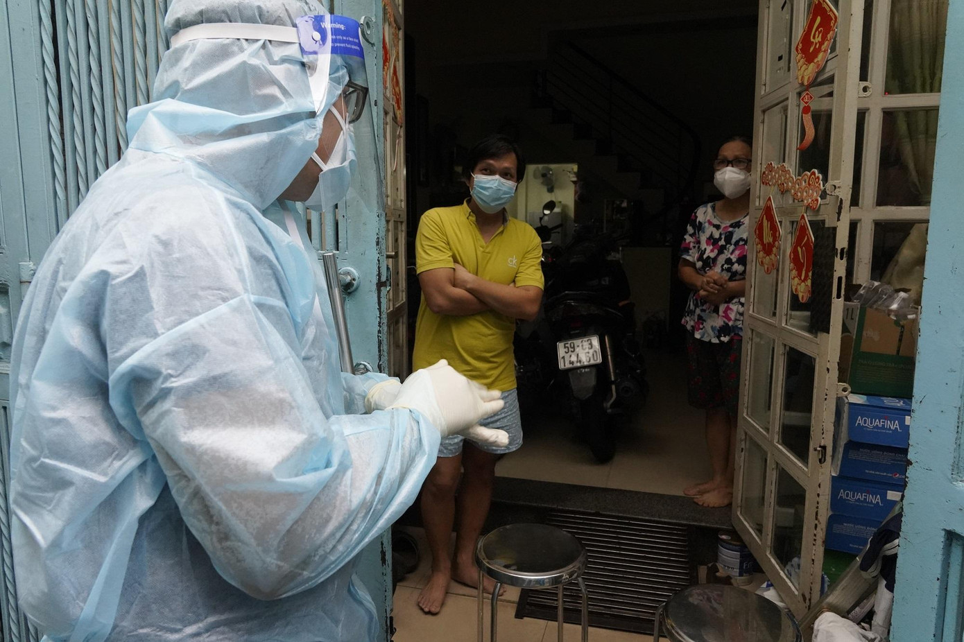 Khoảng 1/4 số hộ gia đình tại TPHCM đang trong "vùng đỏ" của dịch COVID-19 Khoảng 1/4 số hộ gia đình tại TPHCM đang trong "vùng đỏ" của dịch COVID-19