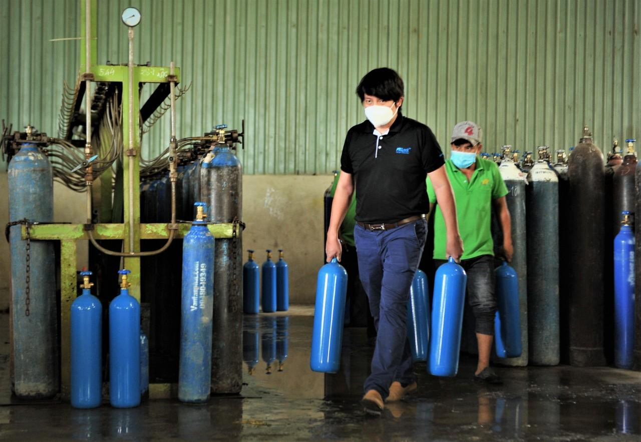 Ông Hoàng Tuấn Anh đang trực tiếp lăn sả trong chiến dịch ATM-oxy giúp người bệnh.