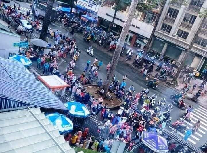 Cảnh người dân rồng rắn xếp hàng chờ đến lượt khám, tiêm chủng tại Bệnh viện Hùng Vương ngày 30/8 (ảnh: T.K)