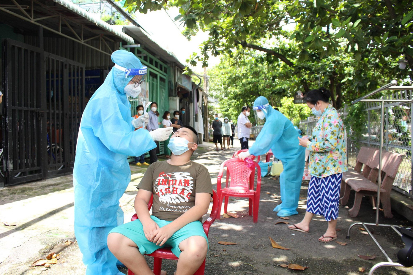 Số ca COVID-19 nhiễm mới được phát hiện những ngày qua trên địa bàn TPHCM đang có xu hướng giảm dần. Số ca COVID-19 nhiễm mới được phát hiện những ngày qua trên địa bàn TPHCM đang có xu hướng giảm dần.