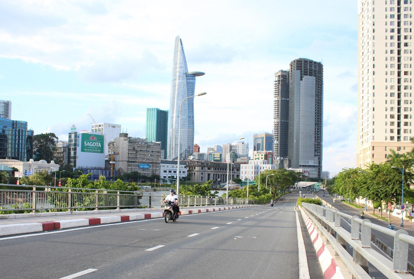 TPHCM sẽ thực hiện giãn cách xã hội thêm 1 tháng để thực hiện các biện pháp phòng chống dịch. TPHCM sẽ thực hiện giãn cách xã hội thêm 1 tháng để thực hiện các biện pháp phòng chống dịch.