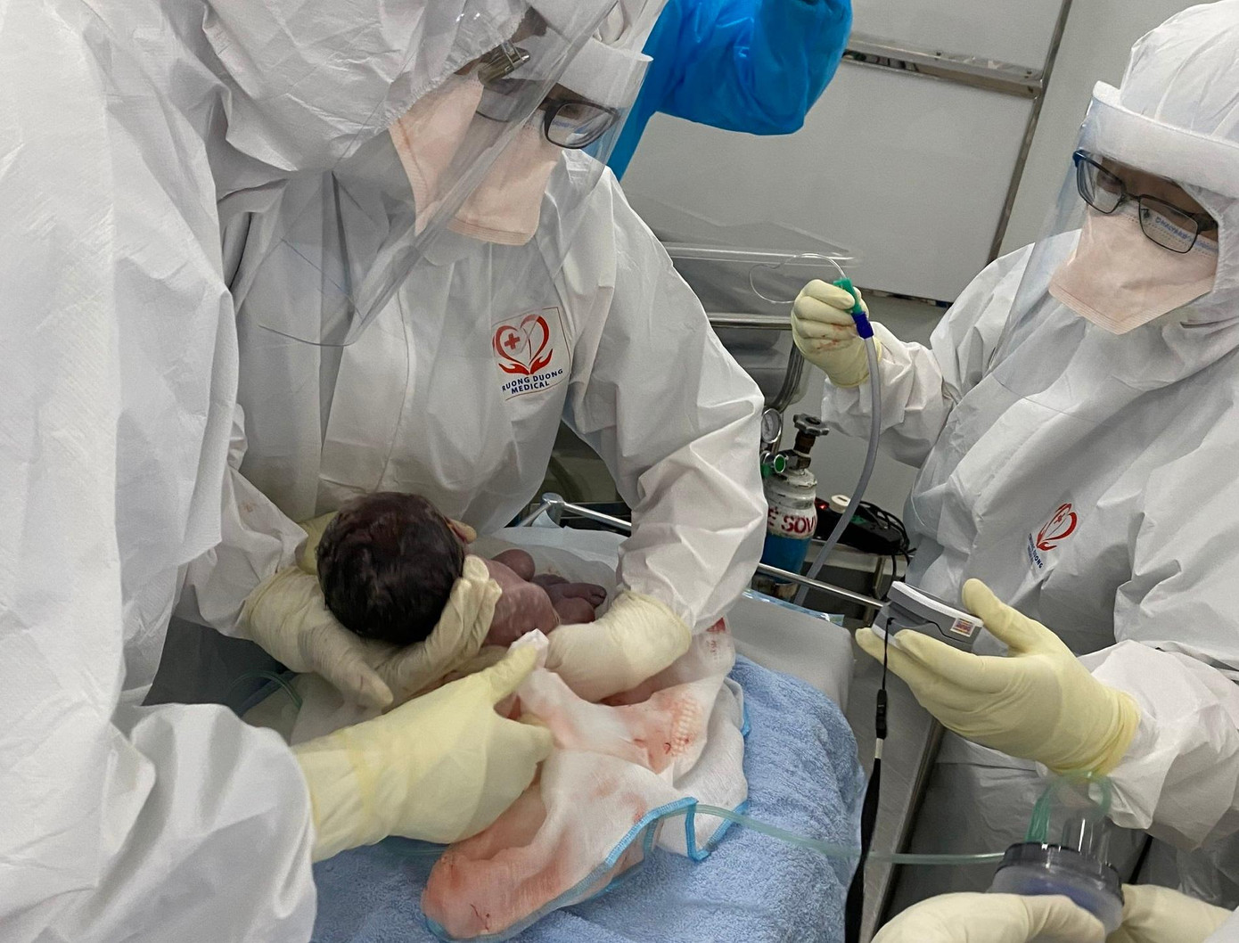 Bé trai đã chào đời trong vòng tay ân tình của các y bác sĩ giữa đại dịch COVID-19. Bé trai đã chào đời trong vòng tay ân tình của các y bác sĩ giữa đại dịch COVID-19.
