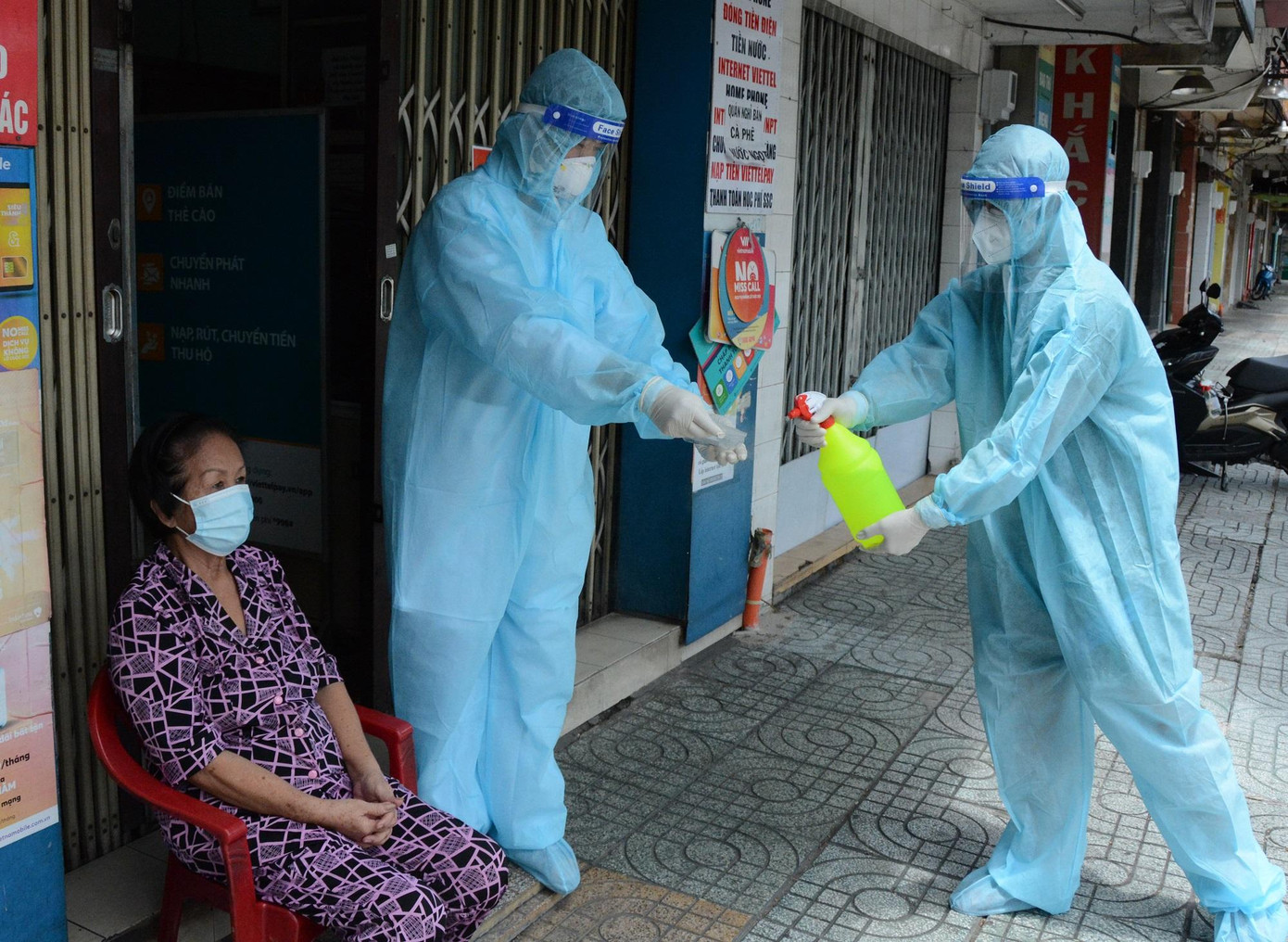 Nhân viên y tế đến phát thuốc và thăm khám cho F0 đang cách ly điều trị tại nhà Nhân viên y tế đến phát thuốc và thăm khám cho F0 đang cách ly điều trị tại nhà